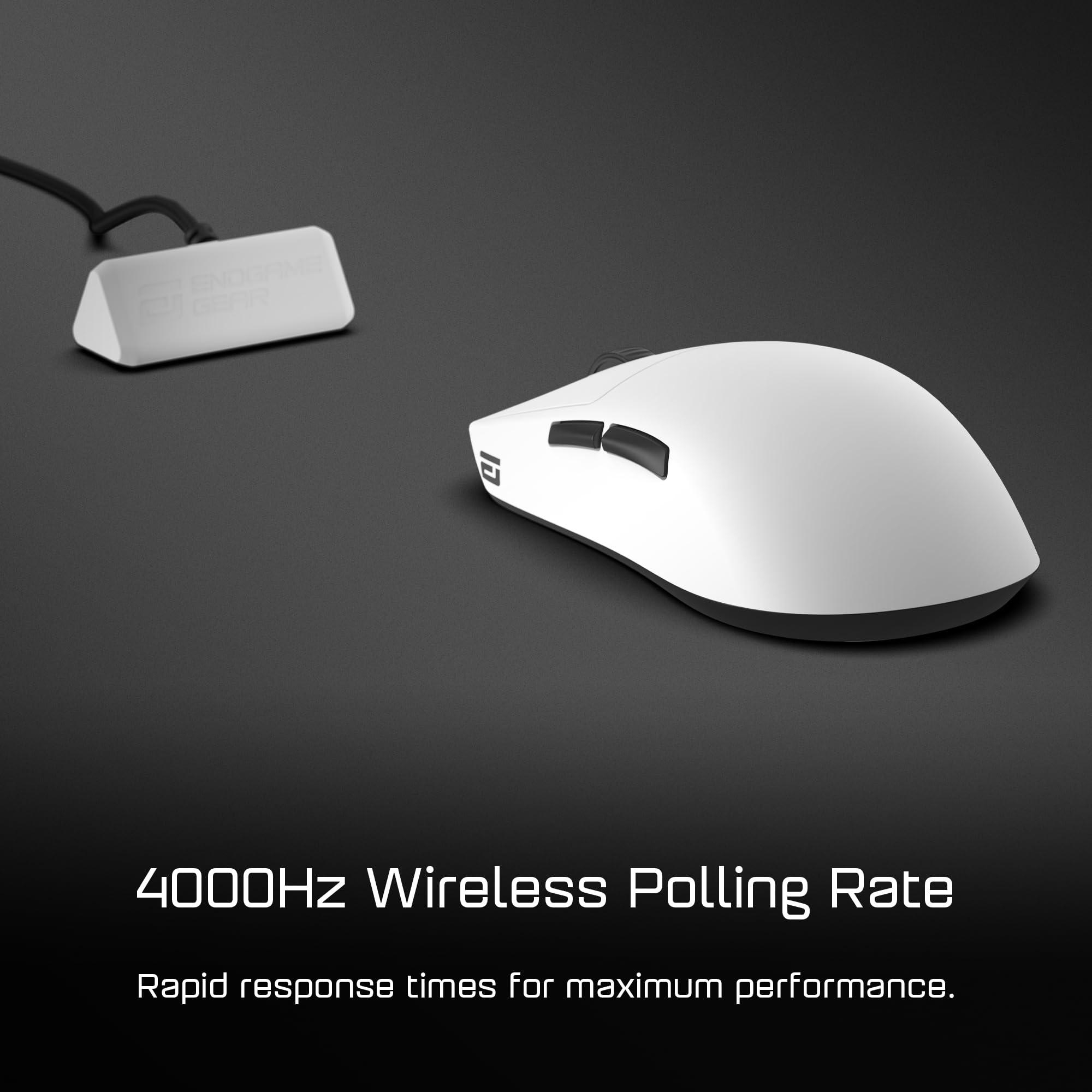 Eine weiße Gaming-Maus und ein Empfänger auf dunkler Oberfläche. Text: '4000Hz Wireless Polling Rate'.