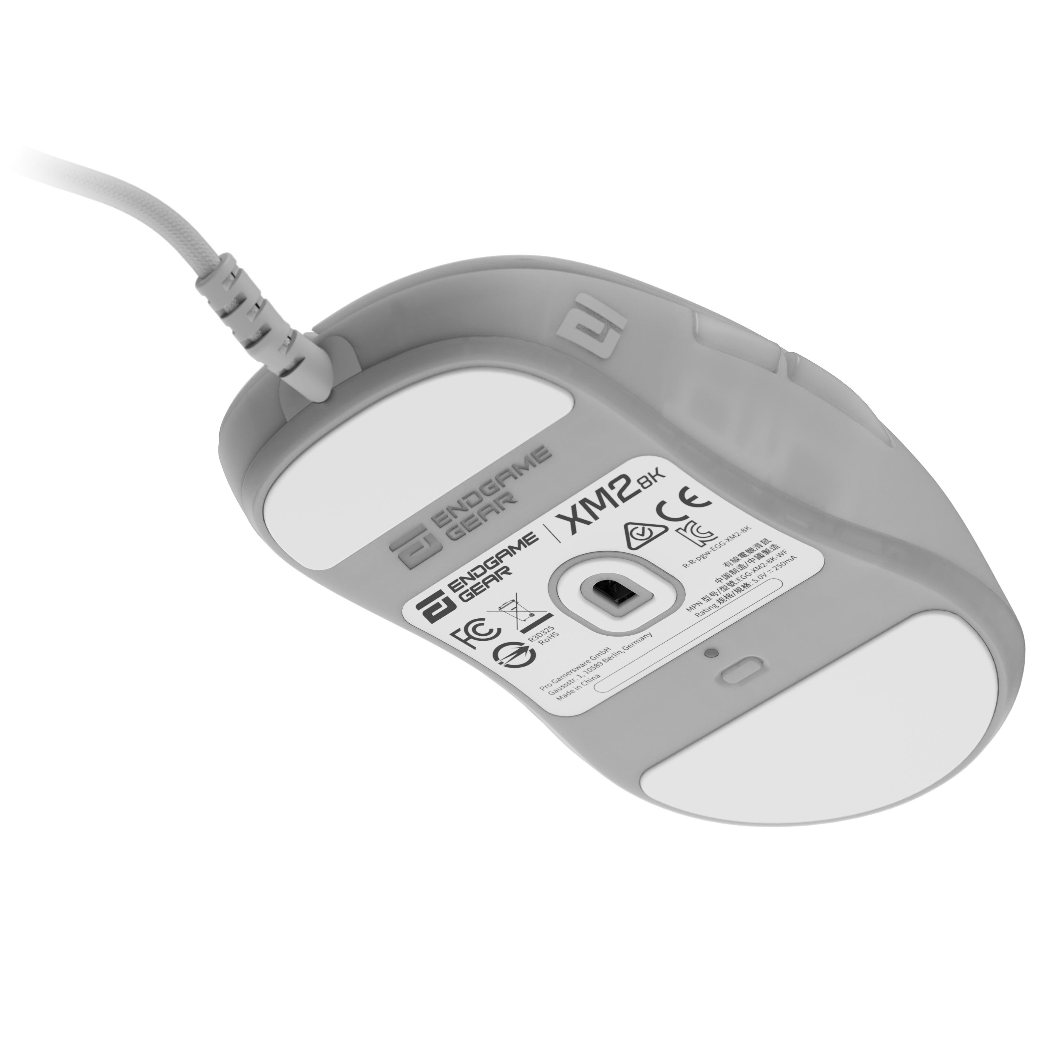 Graue Endgame Gear XM28K Gaming-Maus, von unten betrachtet. Sie hat zwei weiße Pads und ein weißes Kabel.
