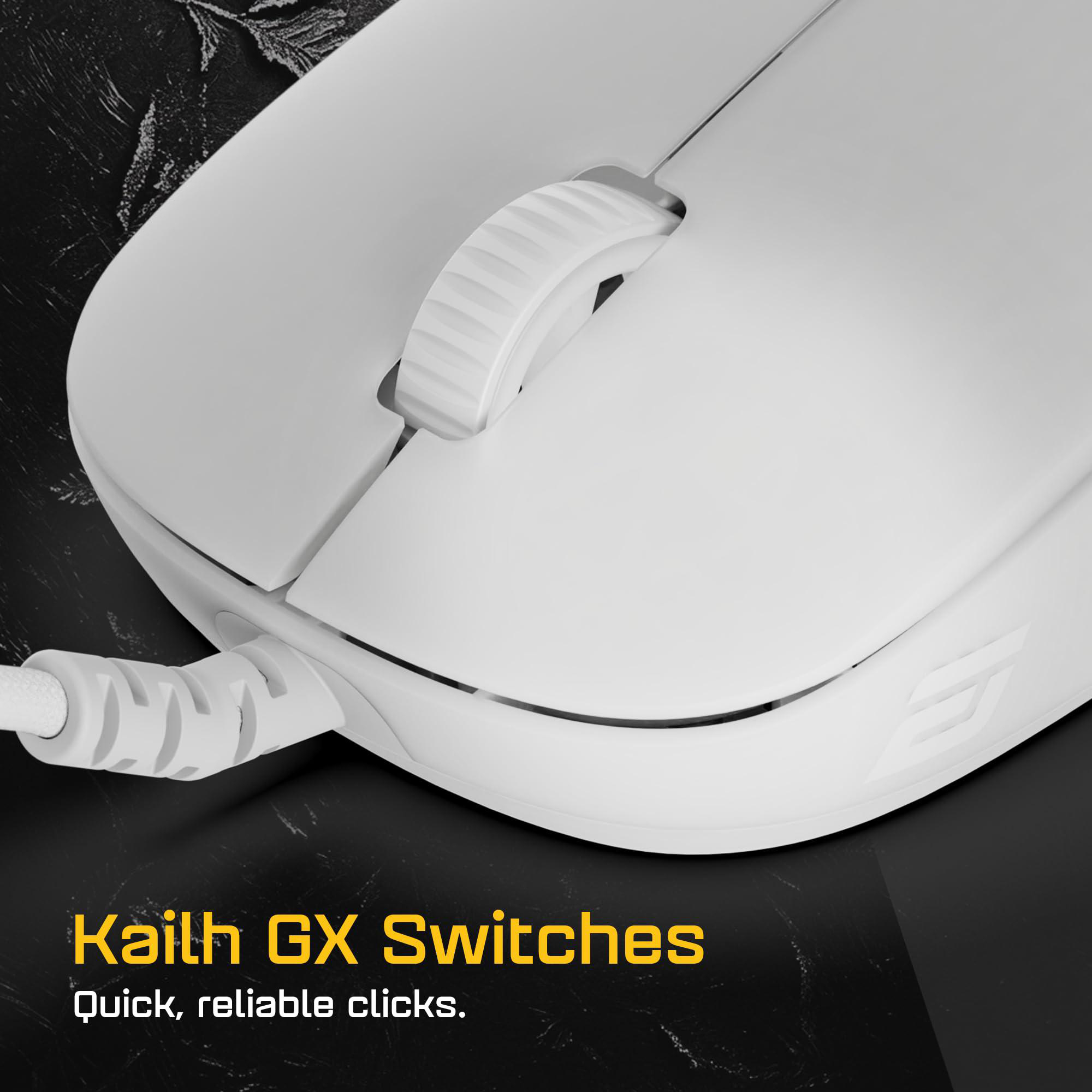 Eine weiße Gaming-Maus mit Scrollrad, verbunden mit einem weißen Kabel, auf dunkler strukturierter Oberfläche. Text: Kailh GX Switches.