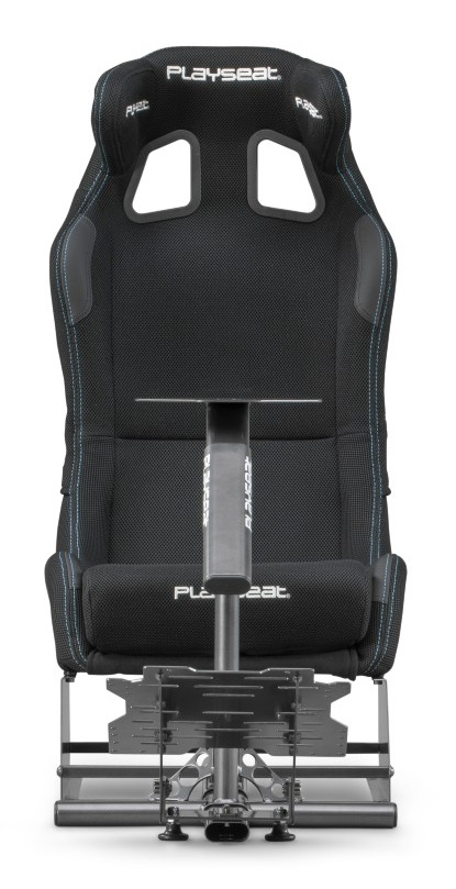 Czarny fotel wyścigowy z niebieskimi przeszyciami. Ma logo Playseat i metalową ramę.