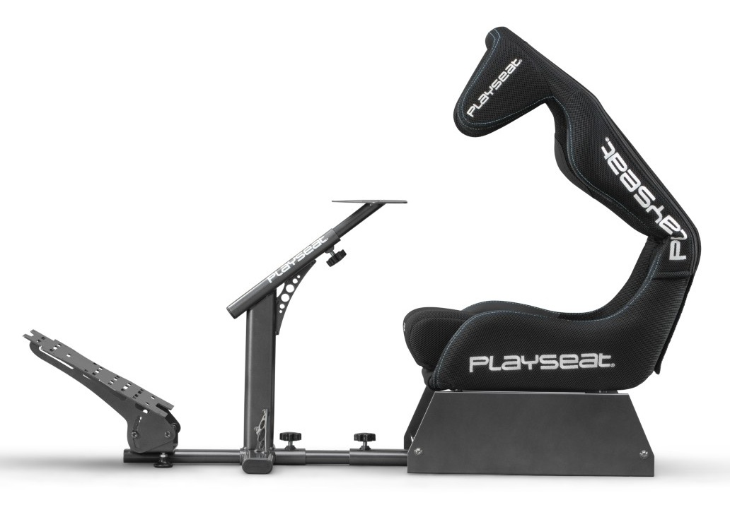 Czarny fotel symulatora wyścigów Playseat z siedziskiem, oparciem i podporami pedałów, wszystko na białym tle.