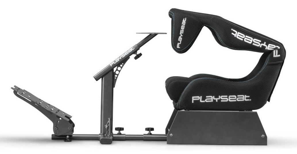 Czarny fotel symulatora wyścigowego Playseat. Posiada siedzisko, oparcie oraz podpórkę na pedały i kierownicę.