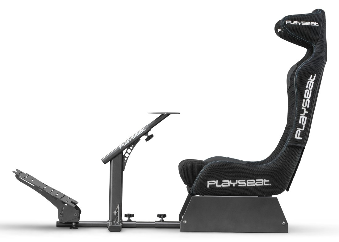 Czarny fotel wyścigowy z marką 'Playseat'. Posiada siedzisko, oparcie oraz stojak na pedały i kierownicę.