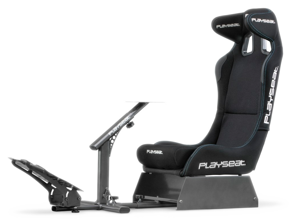 Czarny fotel do symulatora wyścigów Playseat. Ma siedzisko, oparcie oraz podporę dla pedałów i kierownicy. Siedzisko ma niebieskie przeszycia.