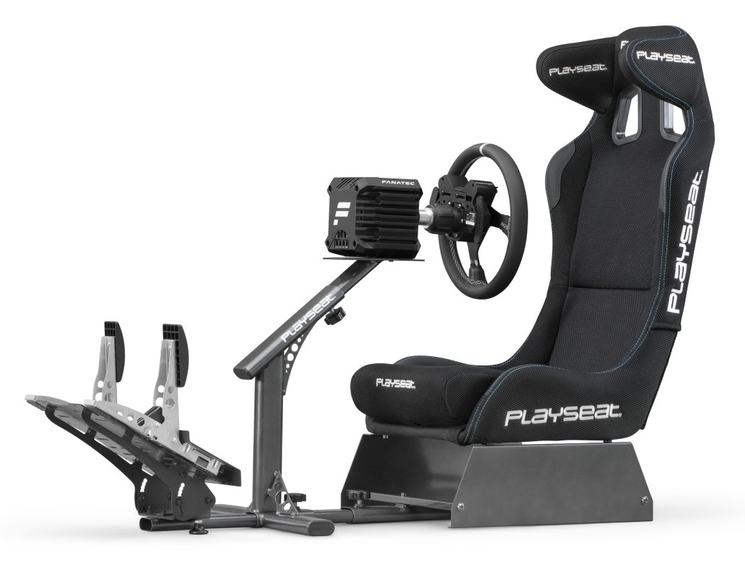 Czarny fotel symulatora wyścigowego z kierownicą i pedałami. Fotel ma logo Playseat. Logo Fanatec znajduje się na kierownicy.