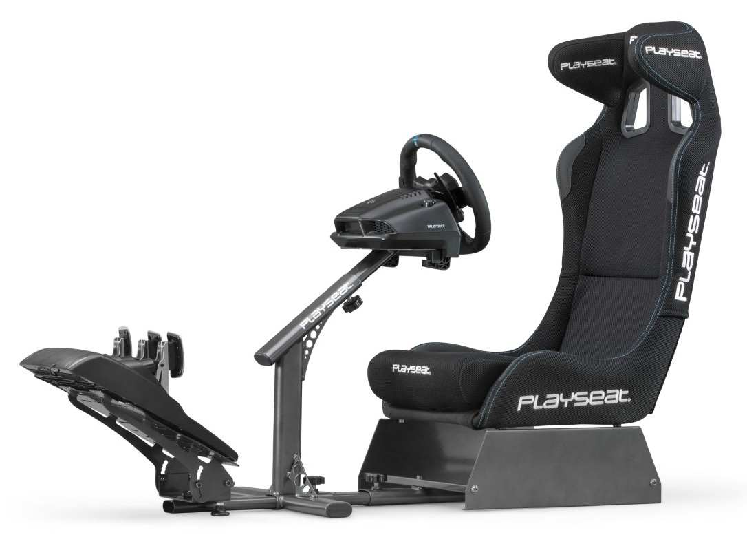 Czarny symulator wyścigowy Playseat z kierownicą, pedałami i wysokim oparciem. Siedzenie ma niebieskie przeszycia i markę Playseat.