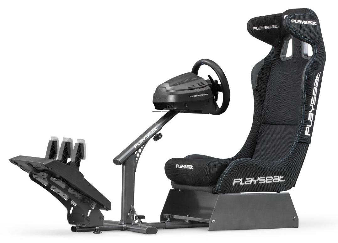 Czarny fotel symulatora wyścigowego z kierownicą, pedałami i logo 'Playseat'.