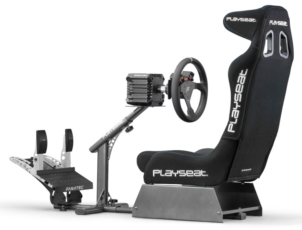 Czarna konfiguracja symulatora wyścigowego z siedzeniem, kierownicą, pedałami i metalową ramą, na białym tle.