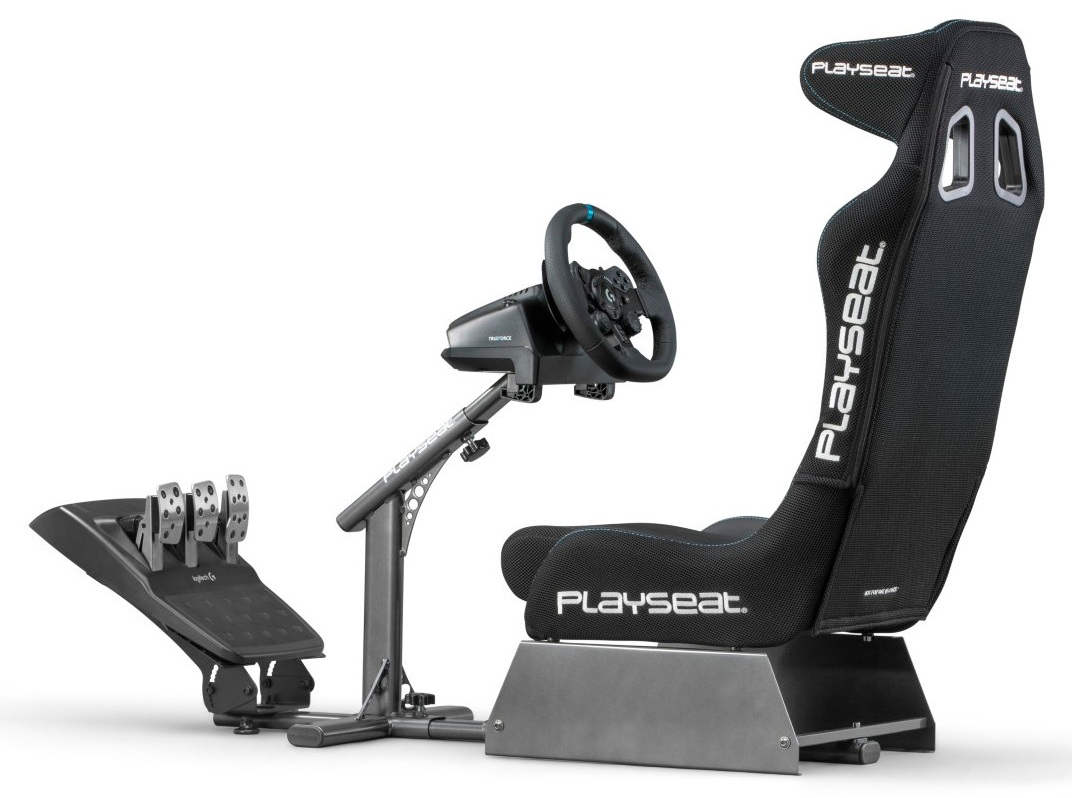 Czarny fotel symulatora wyścigów z kierownicą i pedałami. Marka 'Playseat' jest widoczna na siedzeniu.