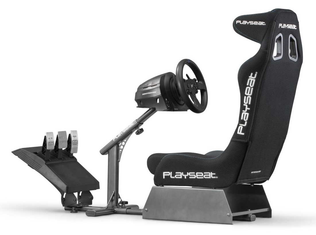 Czarny symulator wyścigowy Playseat z kierownicą, pedałami i wysokim oparciem na białym tle.