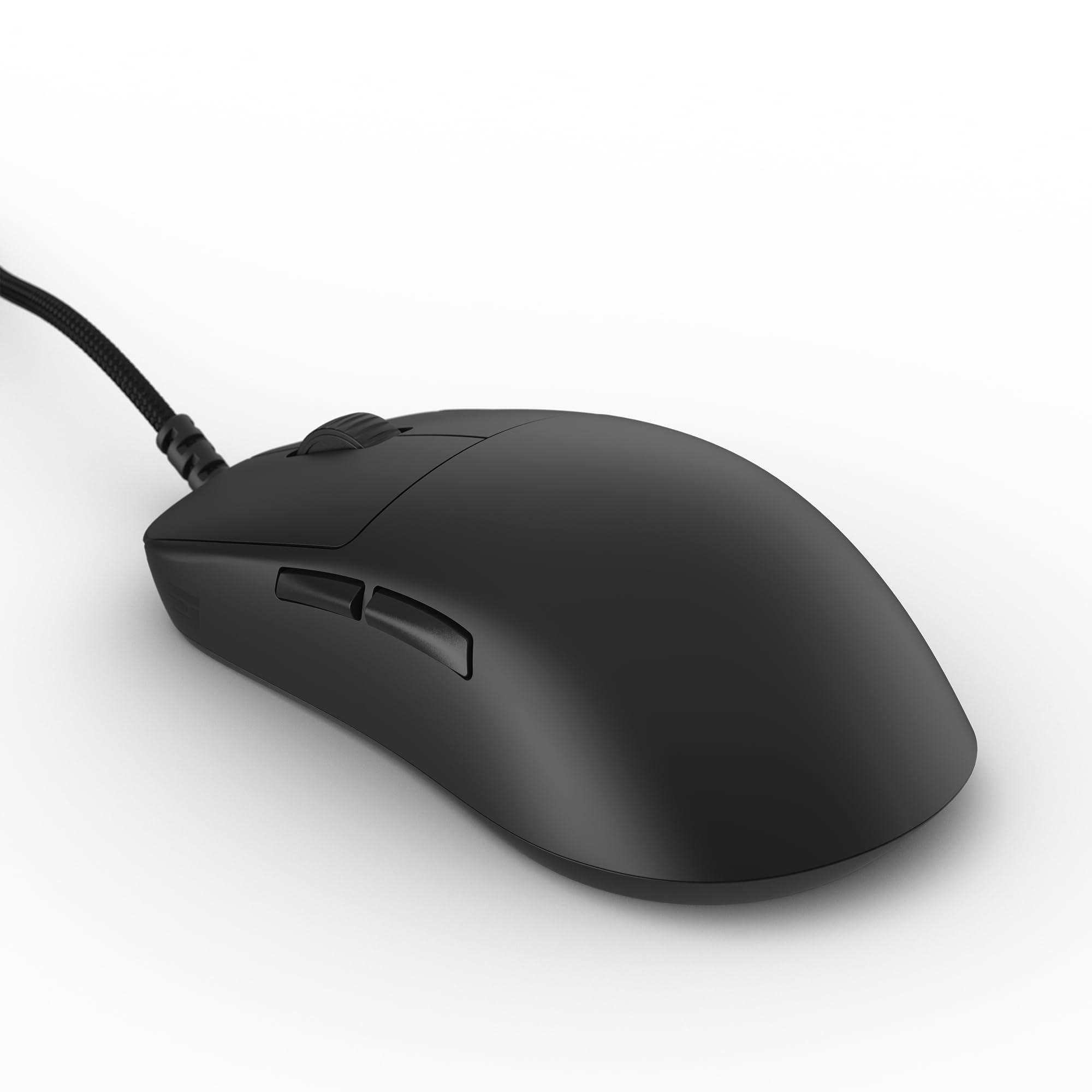 Eine schwarze Computermaus mit geflochtenem Kabel liegt auf weißem Untergrund. Sie hat Tasten und ein Scrollrad.