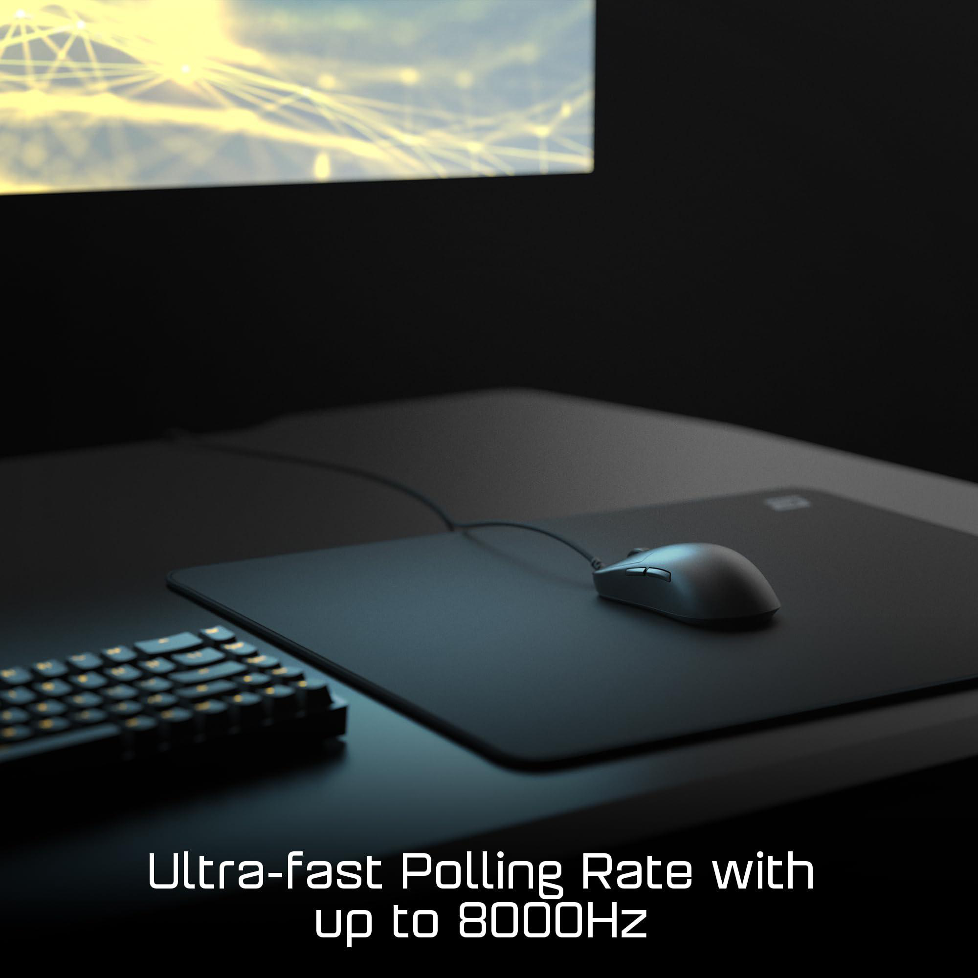 Eine Gaming-Maus auf einem Pad mit Tastatur. Ein Monitor im Hintergrund. Text: Ultra-schnelle Abfragerate.