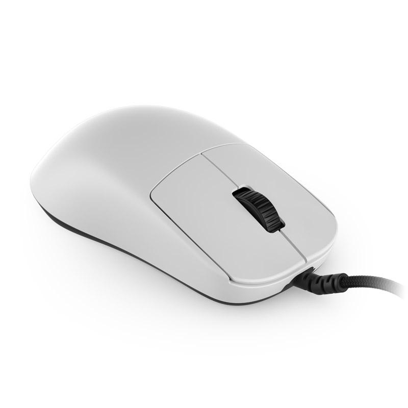 Eine weiße Computermaus mit schwarzem Scrollrad und schwarzem Kabel. Sie liegt auf weißem Hintergrund.