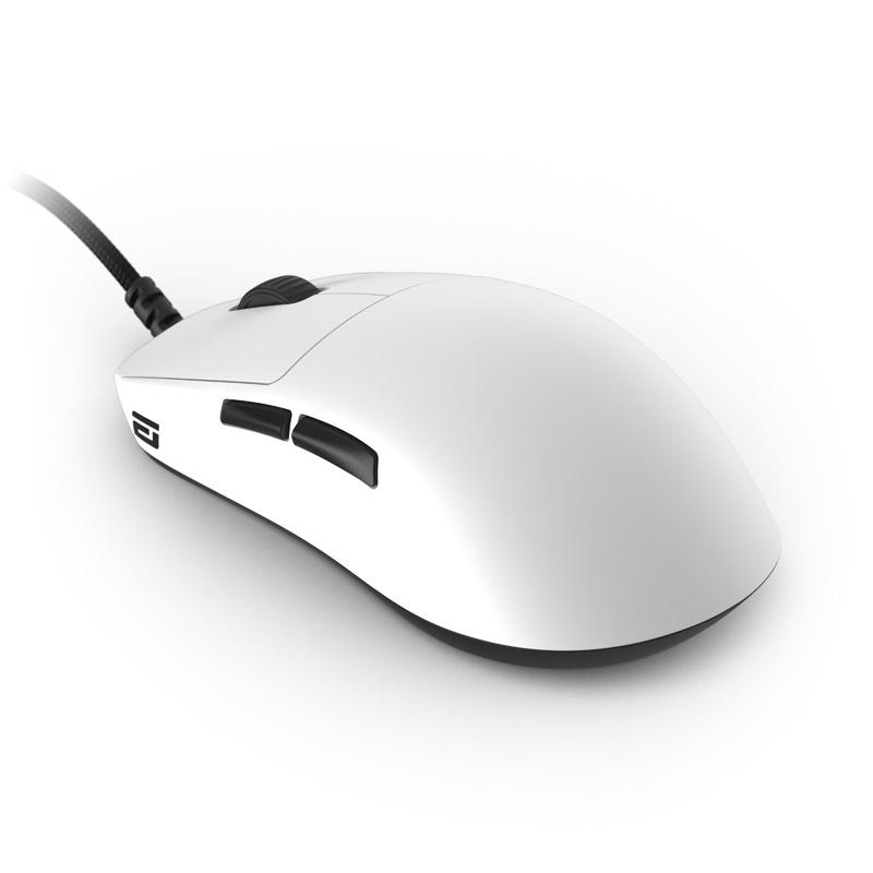 Eine weiße Computermaus mit schwarzen Tasten und einem Scrollrad, verbunden mit einem schwarzen geflochtenen Kabel, vor weißem Hintergrund.