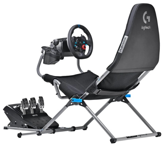 Czarny fotel gamingowy z kierownicą, dźwignią zmiany biegów i pedałami.