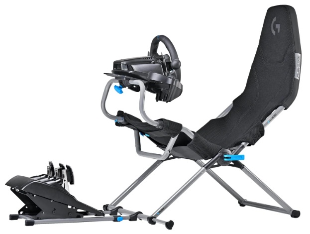 Czarny fotel wyścigowy z kierownicą i pedałami, na białym tle.