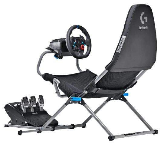 Czarny fotel do gier wyścigowych z kierownicą i pedałami.