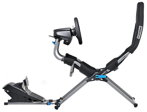 Czarny fotel do symulatora wyścigów z kierownicą i pedałami na białym tle.