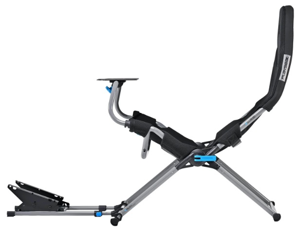 Czarny fotel gamingowy ze srebrną ramą i pedałami, białe tło.