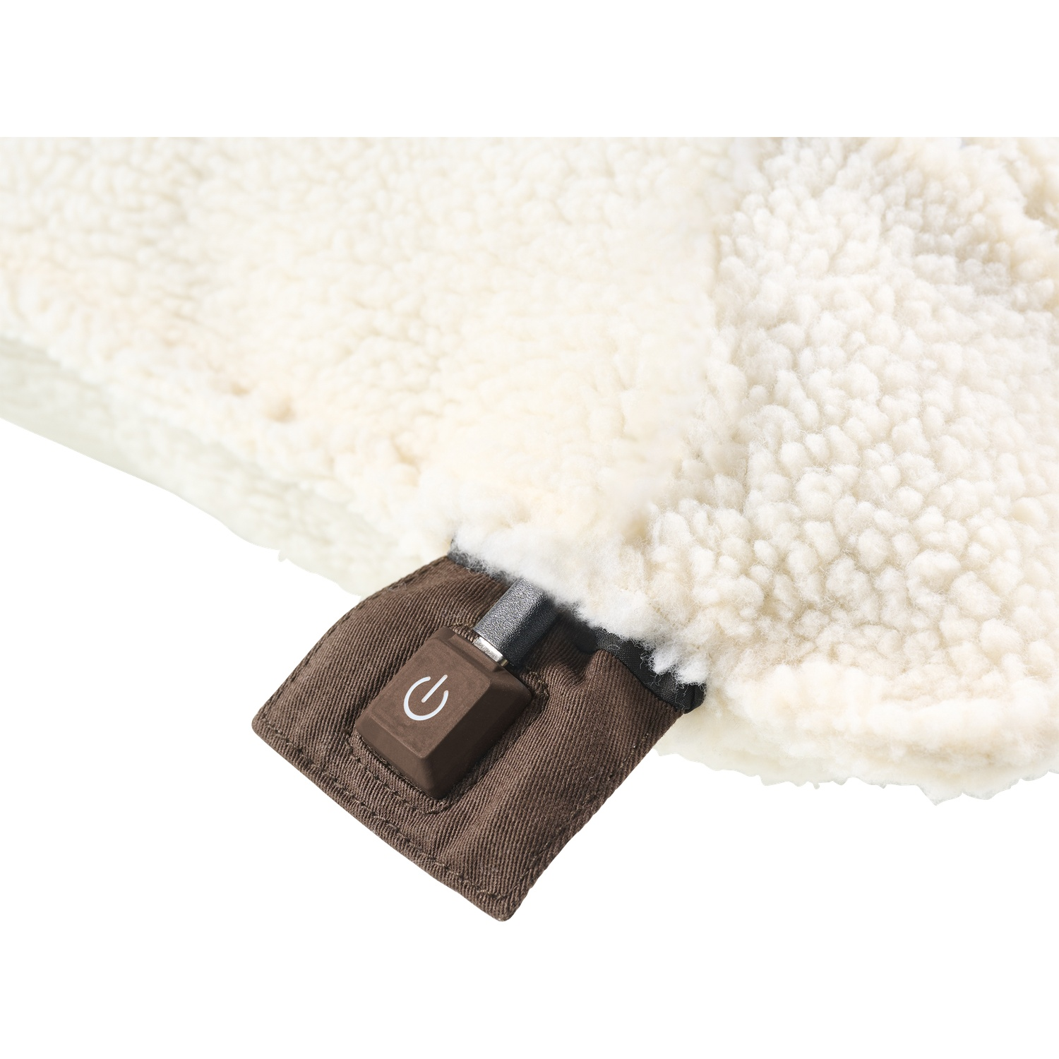 Gros plan sur un tissu blanc et duveteux avec un patch marron. Un bouton d'alimentation et un câble USB sont visibles sur le patch.