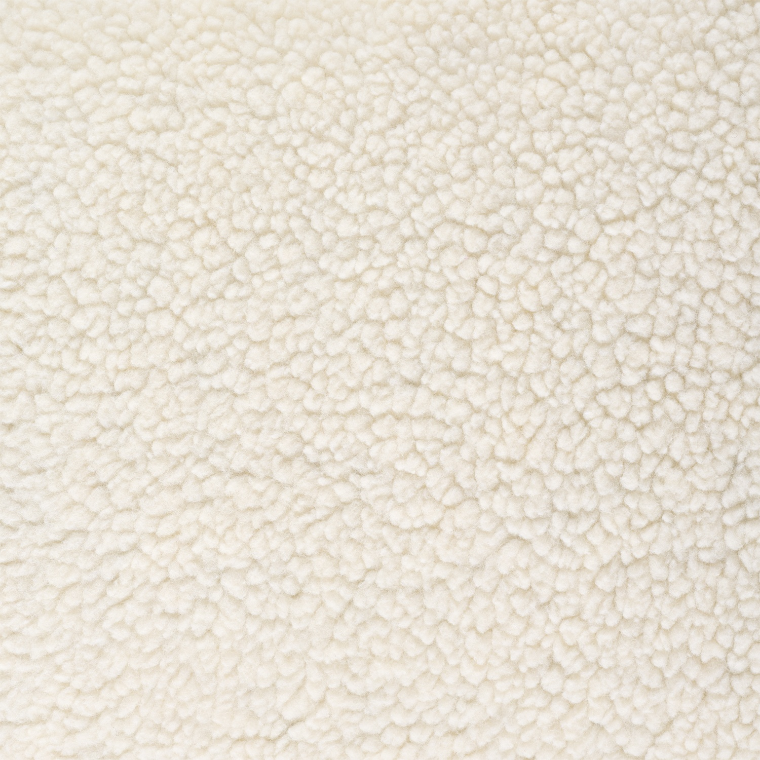 Gros plan sur un tissu texturé de couleur crème. La surface est recouverte de petites bosses arrondies, créant un aspect doux et duveteux.