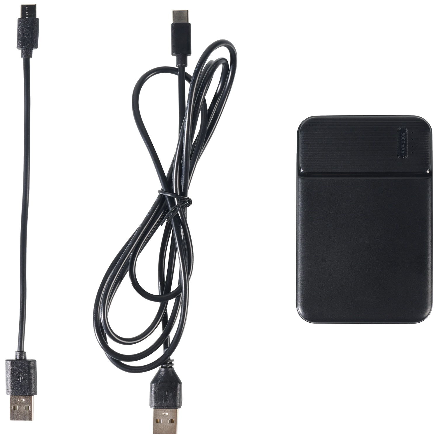 Batterie externe noire avec câbles USB. Les câbles sont noirs. Connecteurs USB-A, USB-C et micro-USB. Fond blanc.