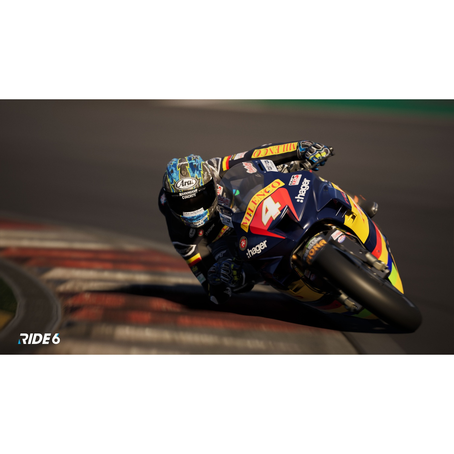 Een motorrijder leunt in een bocht op het circuit. De motor is blauw en geel. De rijder draagt een kleurrijke helm en een zwart pak.