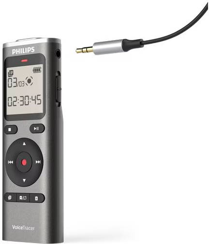 Ein silberner Philips VoiceTracer-Rekorder mit einem Bildschirm, der Datum und Uhrzeit anzeigt. Ein schwarzes Audiokabel daneben.