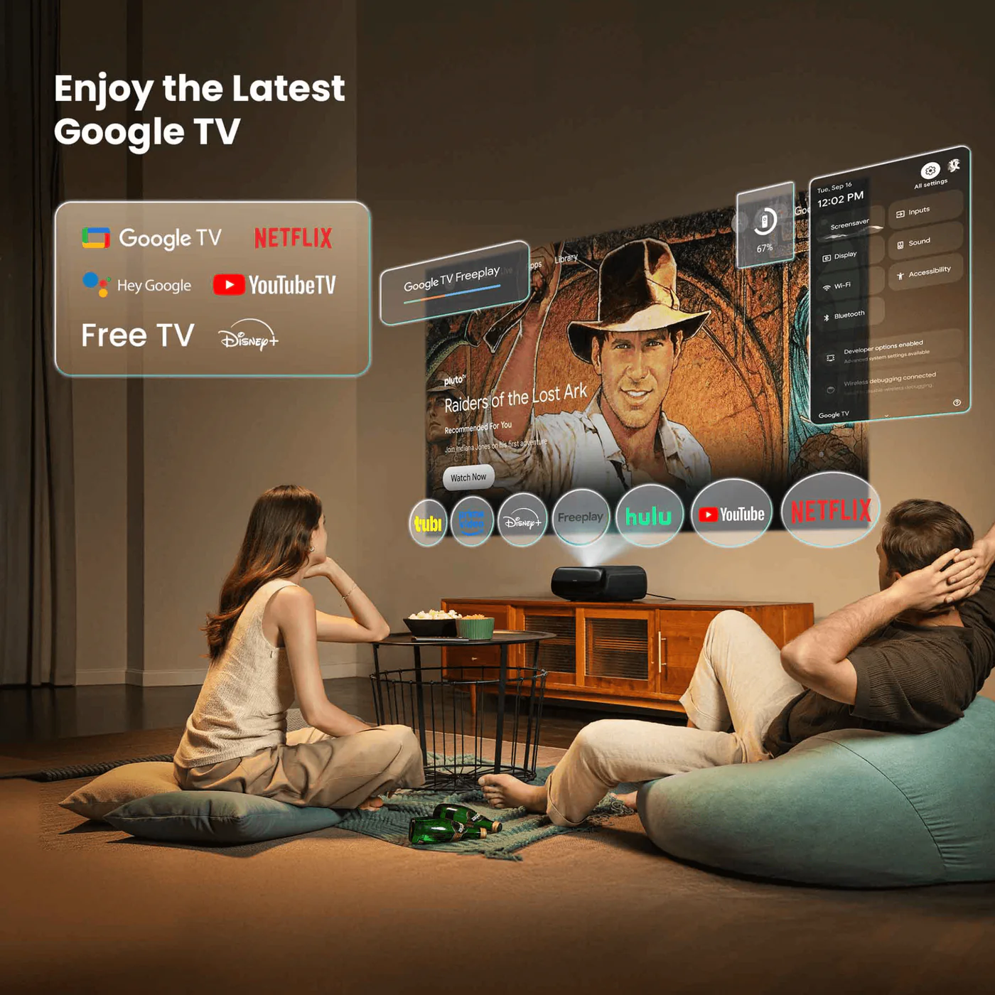 Un couple regarde la télévision. L'écran montre un film. Des logos de services de streaming sont visibles. Ils sont dans un salon moderne.