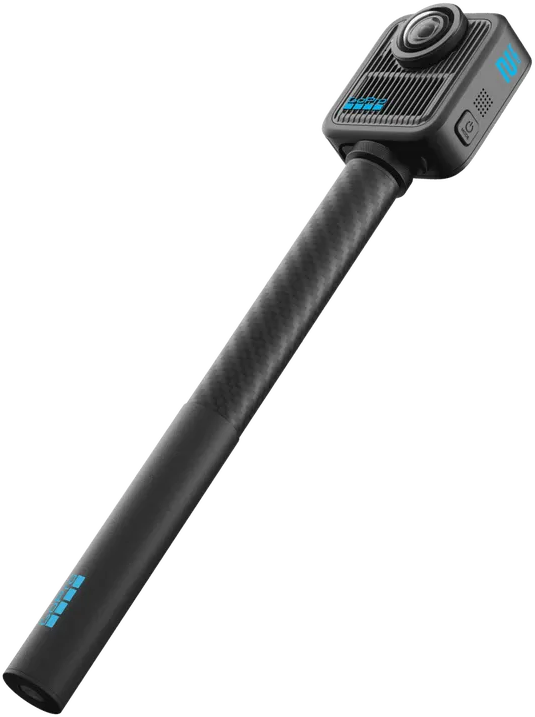 Une caméra GoPro noire avec une poignée, sur fond noir. La caméra a du texte bleu et un objectif. La poignée est longue et texturée.