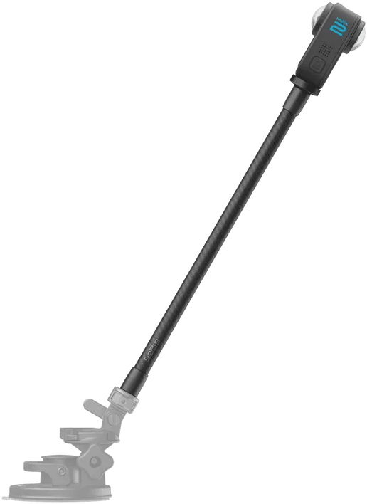 Une caméra GoPro Max noire attachée à une longue perche extensible. La perche est reliée à un support à ventouse.