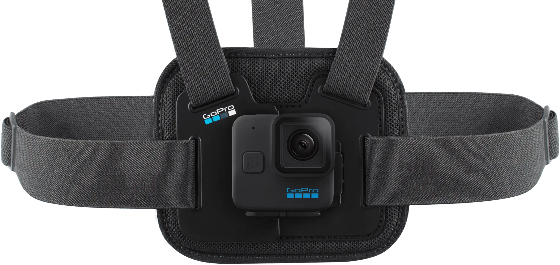 GoPro-Kamera an einem Brustgurt befestigt. Schwarze Kamera mit Weitwinkelobjektiv. Schwarzer und grauer Gurt.