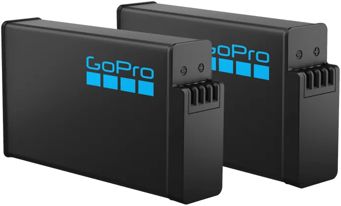 Zwei schwarze GoPro-Akkus sind abgebildet. Das GoPro-Logo ist blau. Der Hintergrund ist schwarz. Ein Akku ist vorne.