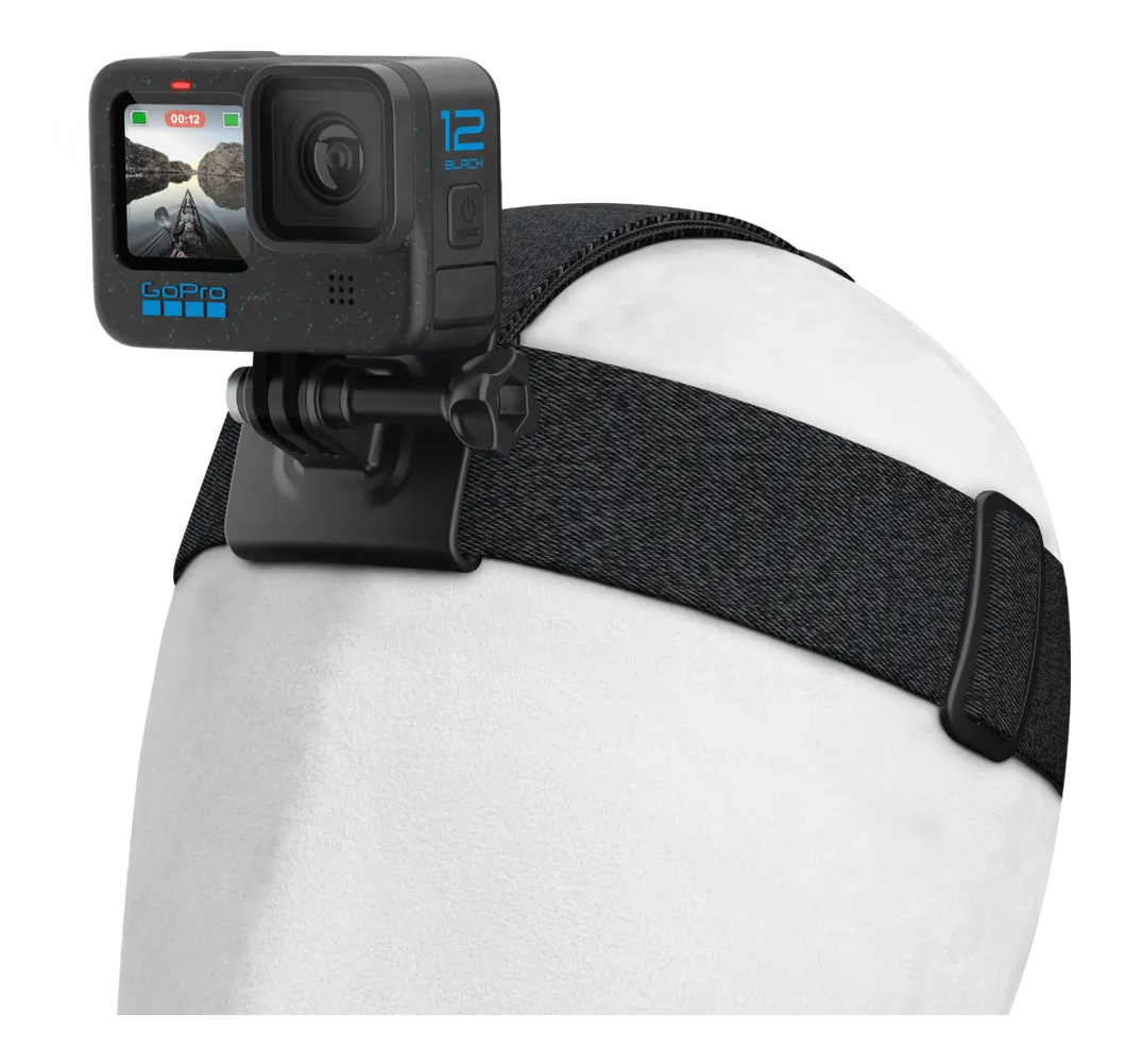Fotocamera GoPro attaccata a una fascia per la testa. La fotocamera mostra una scena in kayak. La fascia è nera. La testa è bianca.