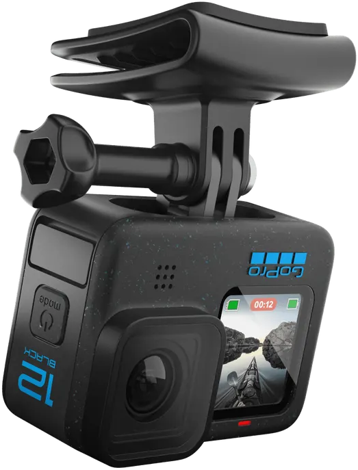 Una fotocamera GoPro nera con schermo che mostra una scena di kayak, montata su una staffa nera. La fotocamera è etichettata 'Black 12'.
