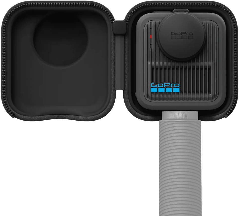 GoPro-Kamera in schwarzem, offenem Gehäuse. Das Gehäuse befindet sich auf einem grauen Griff. Die GoPro ist schwarz mit dem GoPro-Logo.