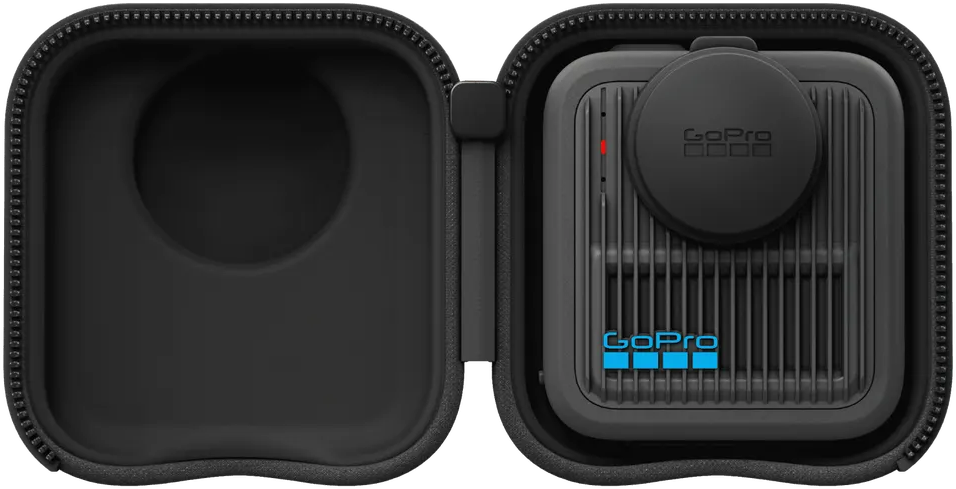 Offener schwarzer Koffer mit einer GoPro-Kamera. Die Kamera hat eine schwarze runde Oberseite und ein rotes Licht. Das GoPro-Logo ist sichtbar.