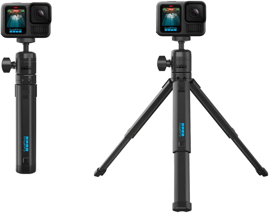 Zwei schwarze GoPro-Kameras auf Stativen. Eines ausgefahren, das andere zusammengeklappt. Beide zeigen ein blaues Unterwasserbild.