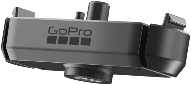 Ein graues GoPro-Kamera-Zubehör mit dem GoPro-Logo. Es hat ein kastenförmiges Design mit zylindrischen und rechteckigen Komponenten.