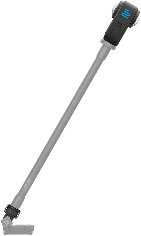 GoPro Max 2 Kamera auf einem Selfie-Stick, schwarze Kamera mit blauen Akzenten, grauer Stick, schwarz-graue Basis, isoliert auf Schwarz.