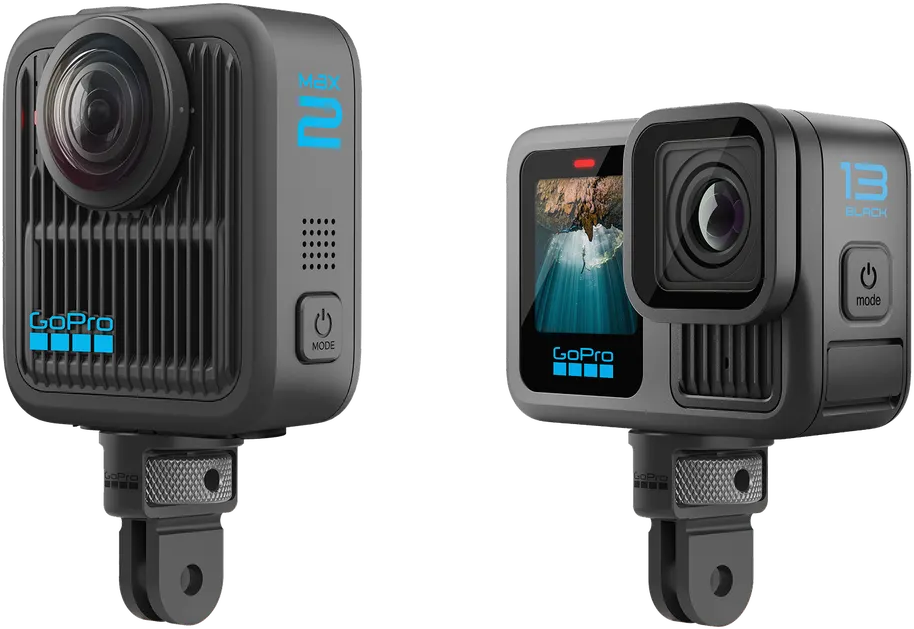 Zwei schwarze GoPro-Kameras mit verschiedenen Objektiven und Bildschirmen, jeweils auf einer schwarzen Basis montiert. Die linke Kamera ist MAX 2, die rechte ist 13 BLACK.