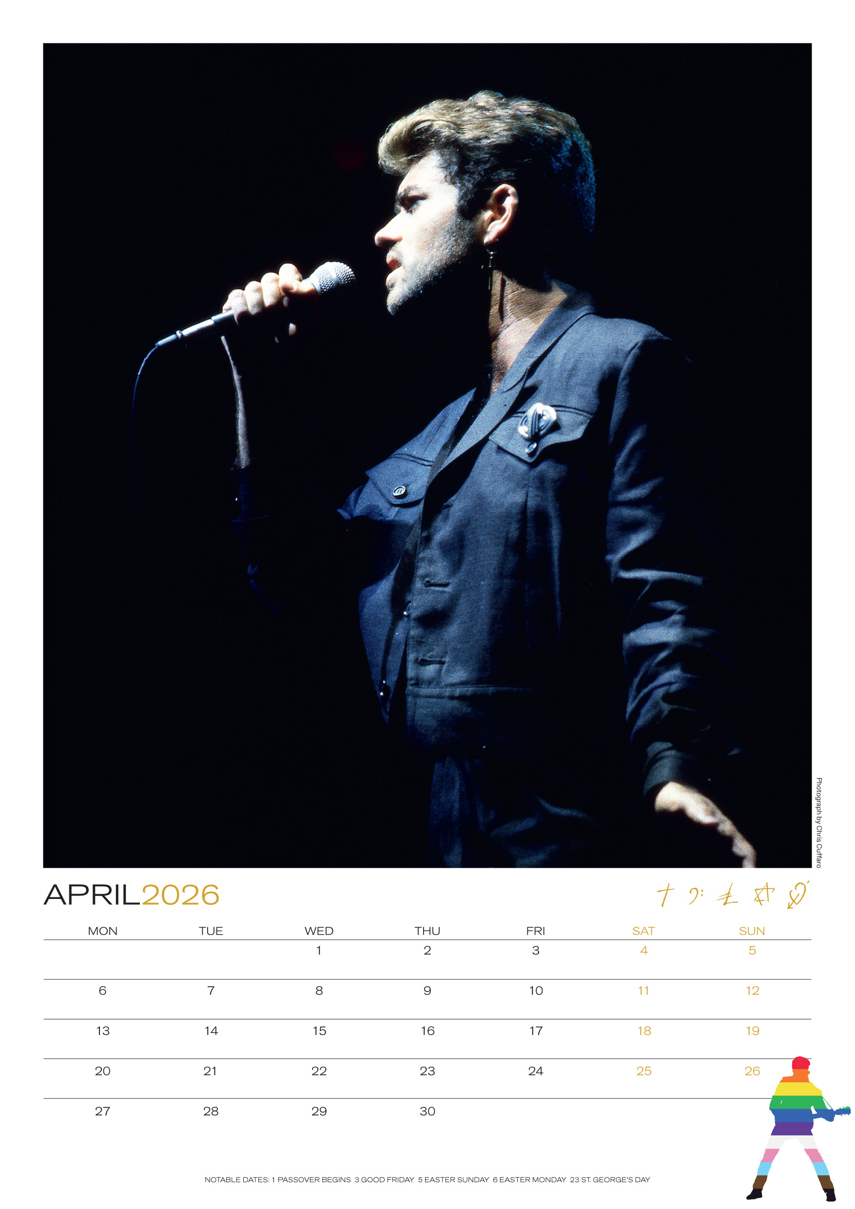 George Michael mikrofonba énekel, sötét kabátot visel. Alul egy 2026. áprilisi naptár látható.
