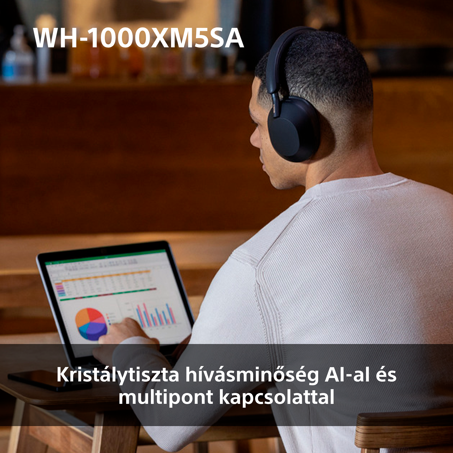 Fejhallgatót viselő férfi laptopot használ. Diagramok a képernyőn. A szöveg magyarul van.