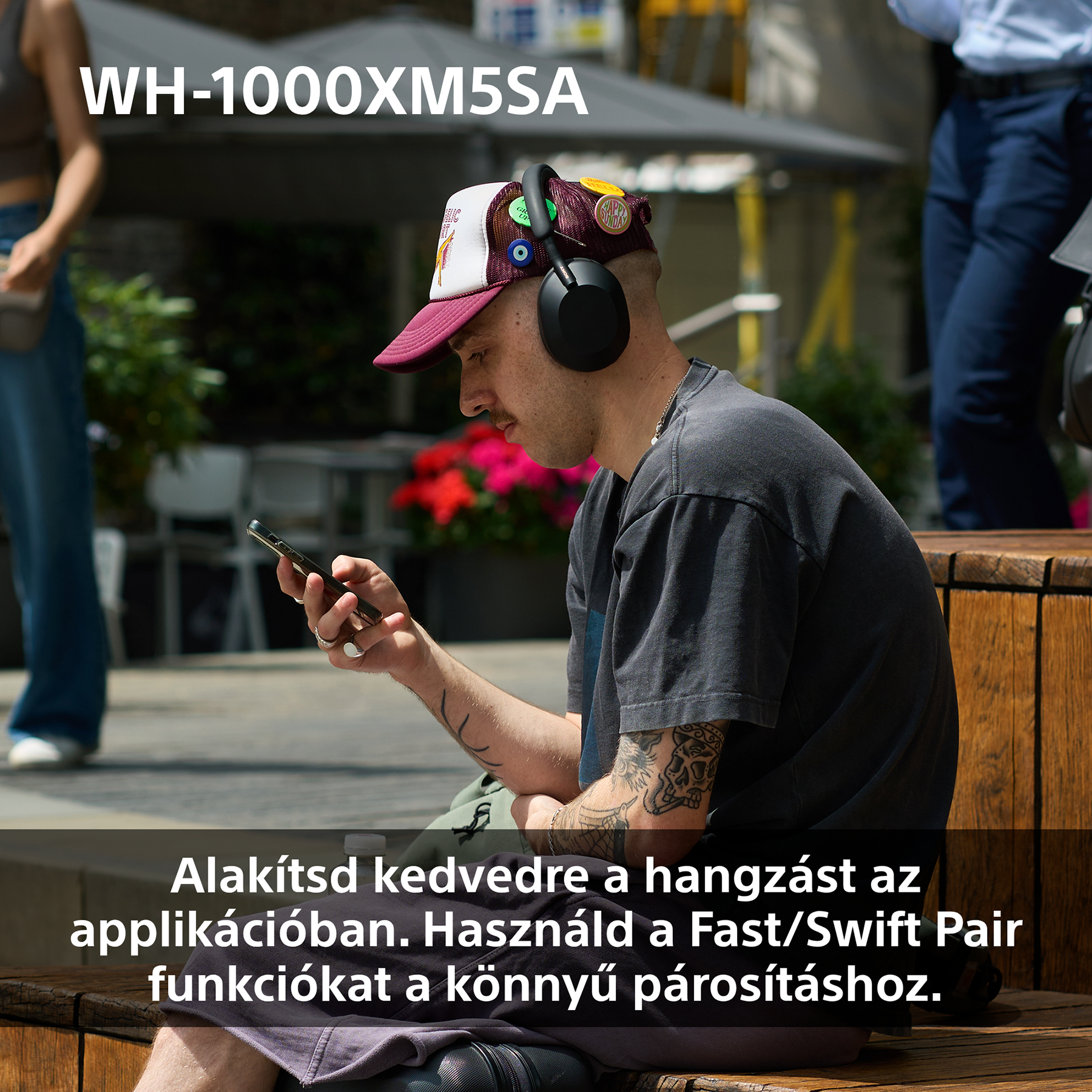 Férfi fejhallgatóval és sapkával, telefont használ. Szöveg: Szabja testre a hangzást az alkalmazásban.