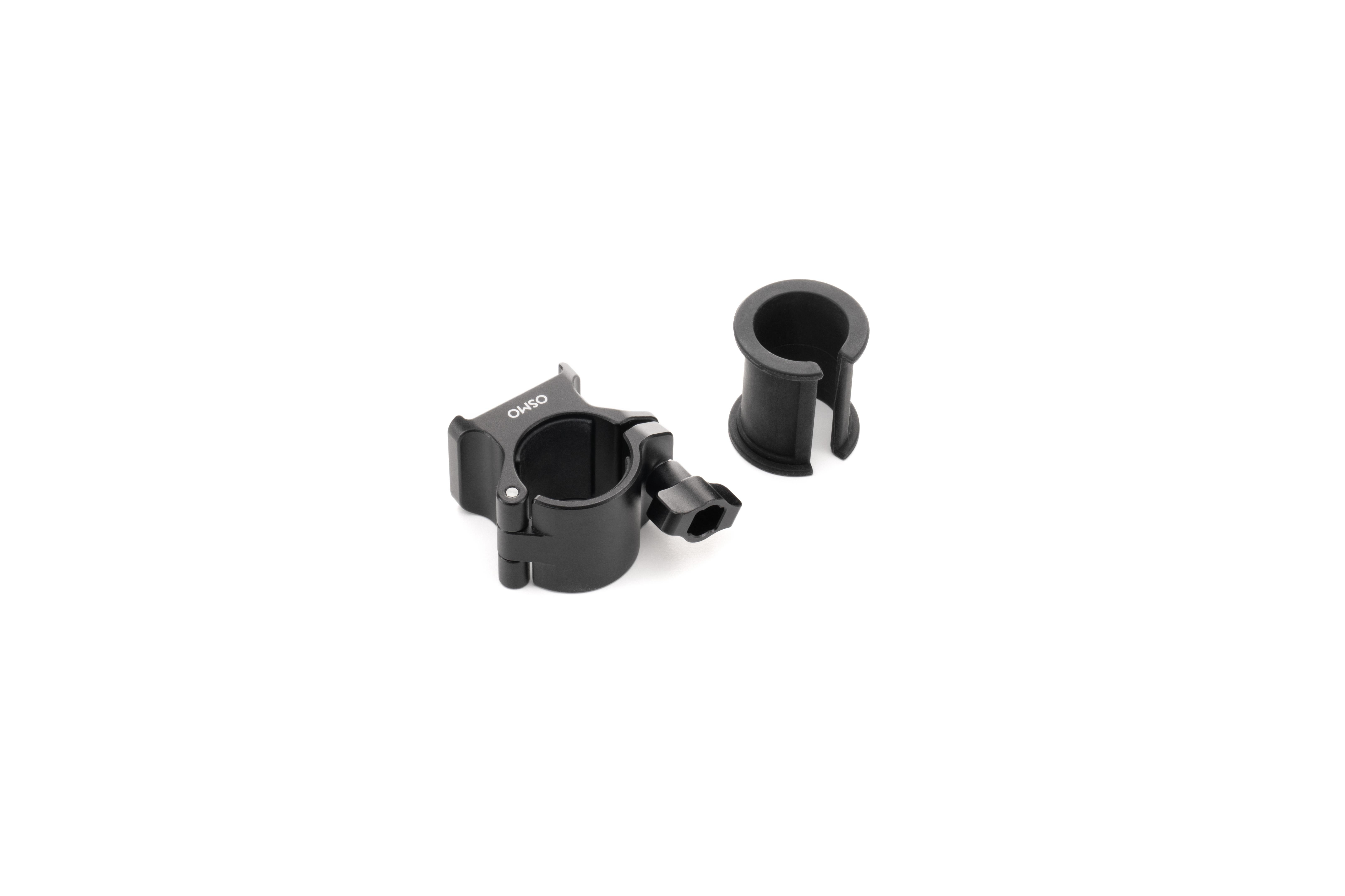 Zwei schwarze Osmo-Kamera-Zubehörteile auf weißem Hintergrund. Eines ist eine Klemme, das andere ein Halter.