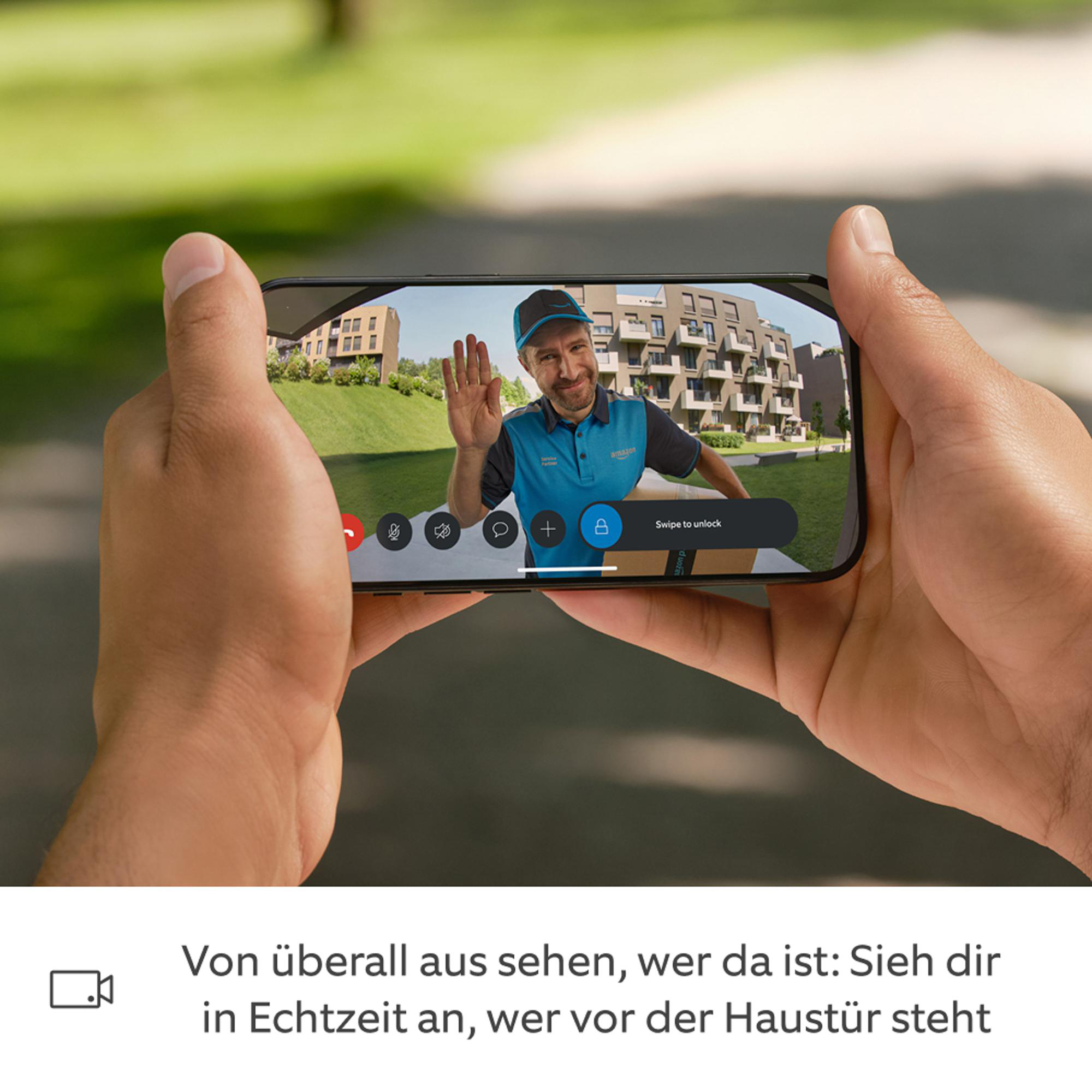 Hände halten ein Telefon mit einem winkenden Lieferanten. Gebäude sind im Hintergrund zu sehen.