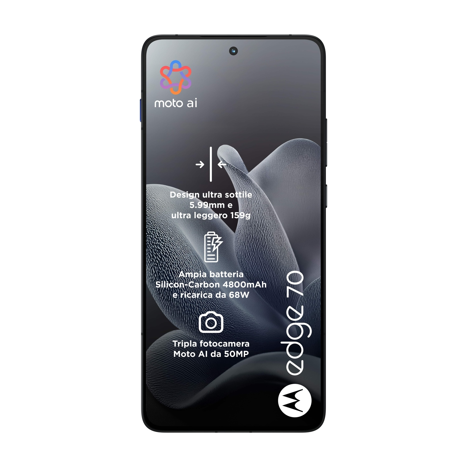 Uno smartphone con schermo nero mostra le funzioni: moto ai, design, batteria e specifiche della tripla fotocamera. Il logo Motorola è visibile.