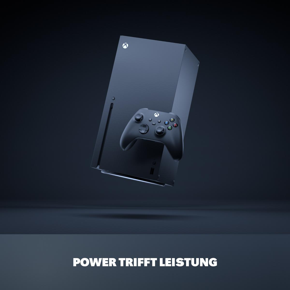 Xbox Series X Konsole mit Controller in der Luft. Dunkler Hintergrund mit dem Text 'POWER TRIFFT LEISTUNG'.