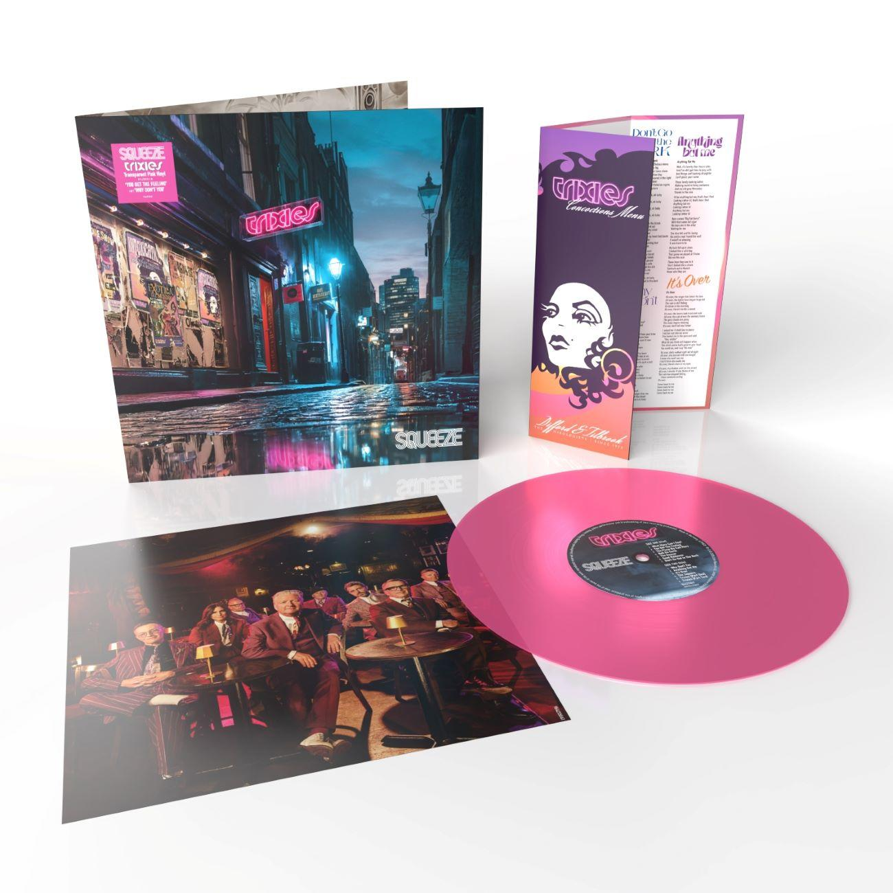 Albumcover: Trixies. Pinkfarbene Schallplatte. Broschüre mit Texten und Bild einer Frau. Foto einer Band. Regnerische Straßenszene.