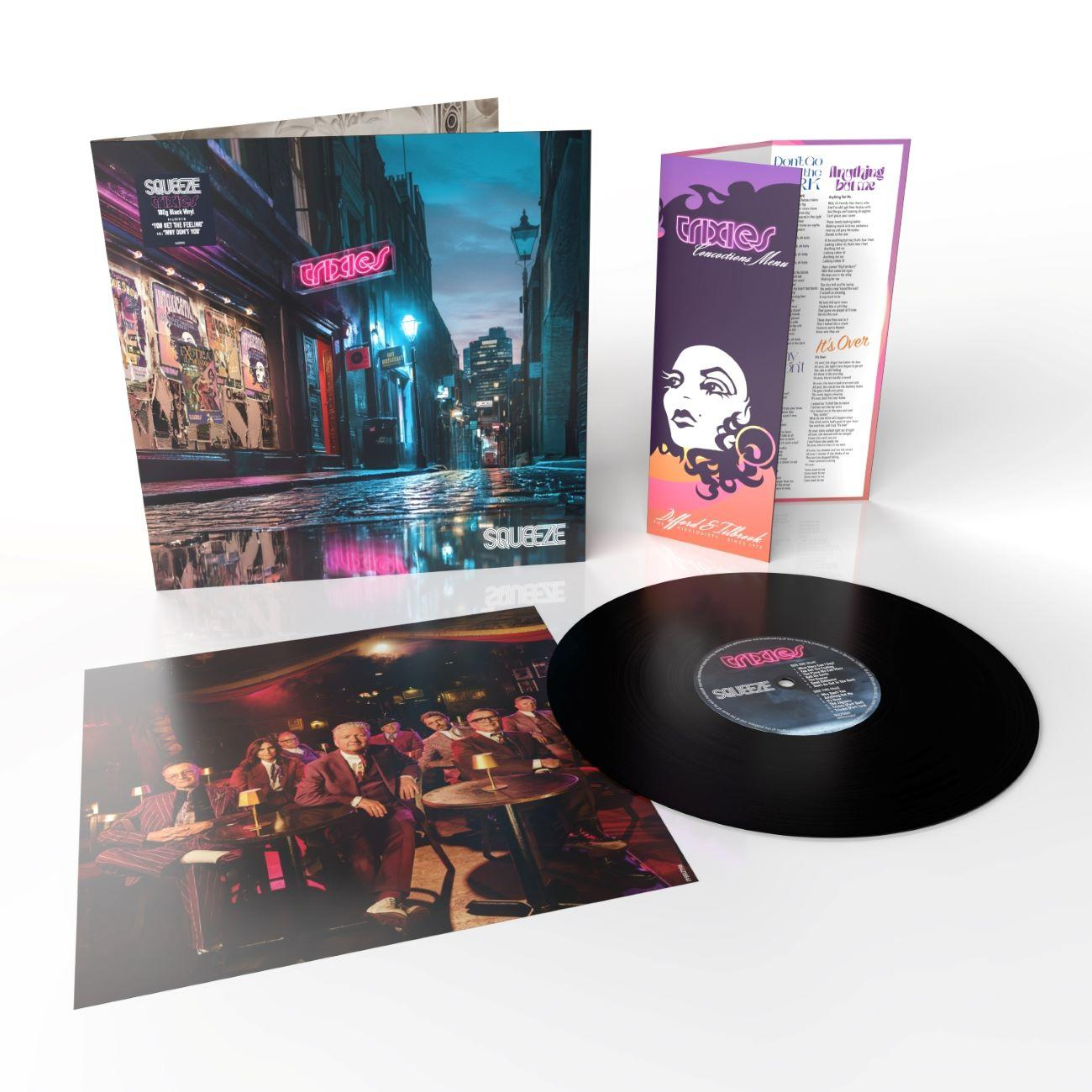 Albumcover: Gasse mit Neonzeichen 'trixies', Schallplatte und Bandmitglieder sitzen, Albumcover und Liedtextblatt.